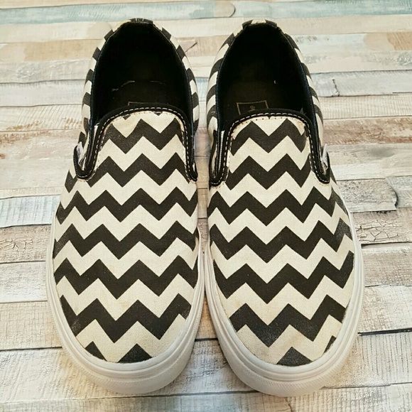 black and white chevron vans
